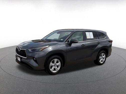 Magnetic Gray Metallic 2025 Toyota Highlander LE