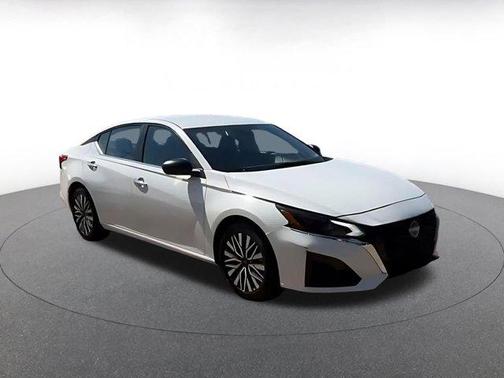 Glacier White 2025 Nissan Altima SV FWD