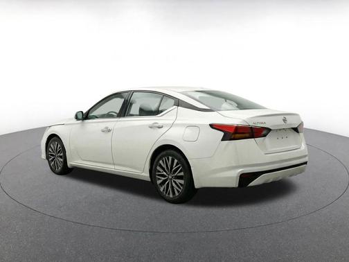 Glacier White 2025 Nissan Altima SV FWD