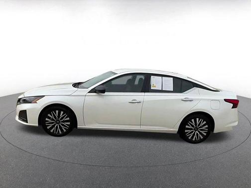 Pearl White Tricoat 2025 Nissan Altima SV FWD