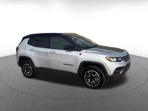 Silver Zynith Metallic Clearcoat 2025 Jeep Compass Trailhawk