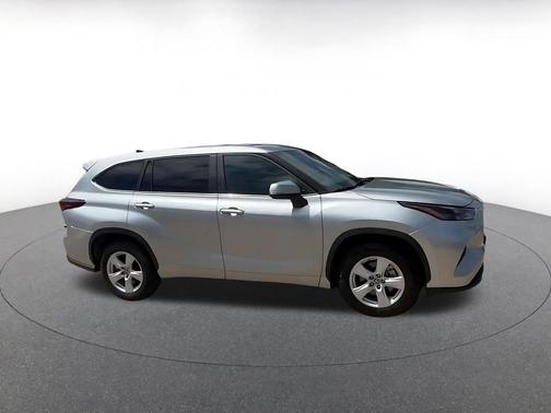 Celestial Silver Metallic 2025 Toyota Highlander LE