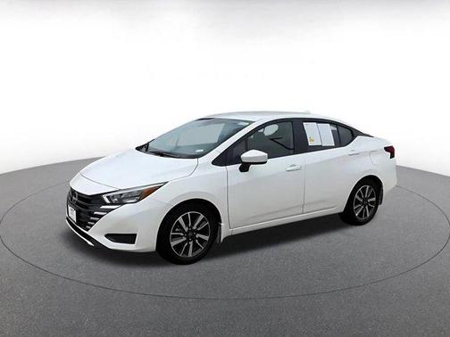 Aspen White Tricoat 2025 Nissan Versa 1.6 SV