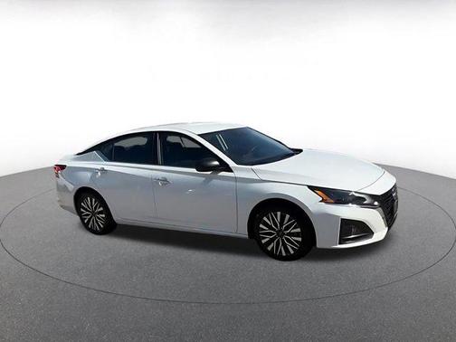 Glacier White 2025 Nissan Altima SV FWD