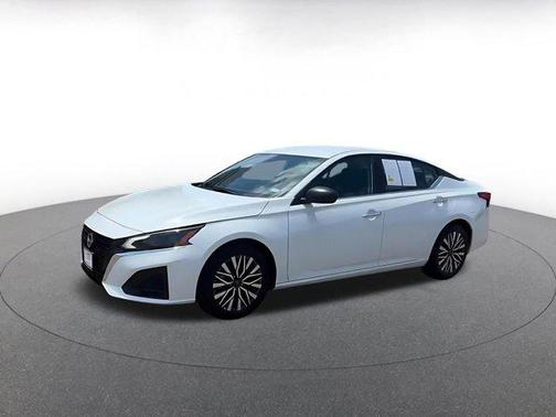 Glacier White 2025 Nissan Altima SV FWD