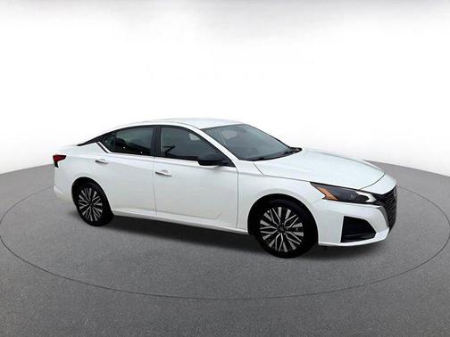 Glacier White 2025 Nissan Altima SV FWD