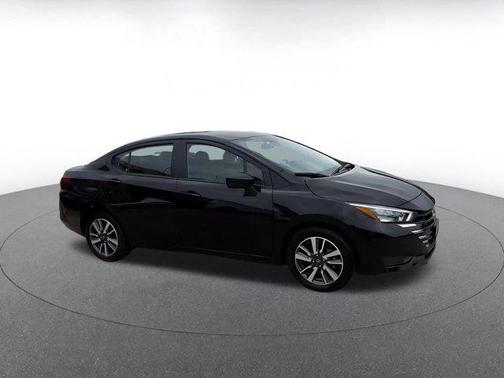 Super Black 2025 Nissan Versa 1.6 SV