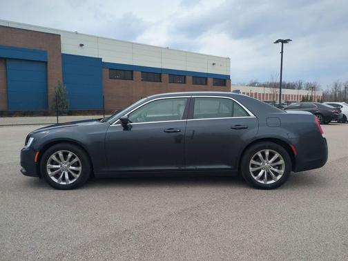 2017 Chrysler 300 Limited