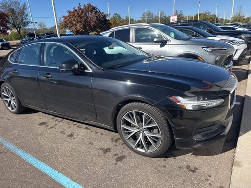2017 Volvo S90 T6 Momentum