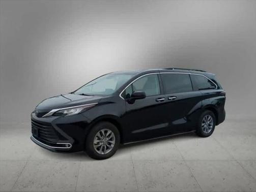2023 Toyota Sienna XLE 8 Passenger