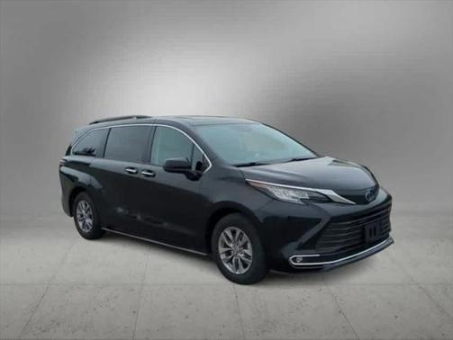 2023 Toyota Sienna XLE 8 Passenger