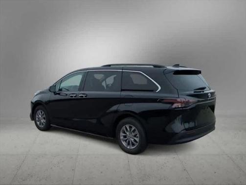 2023 Toyota Sienna XLE 8 Passenger