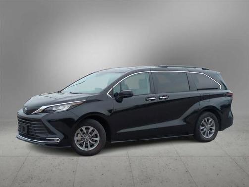 2023 Toyota Sienna XLE 8 Passenger