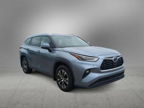Moon Dust 2021 Toyota Highlander Hybrid XLE
