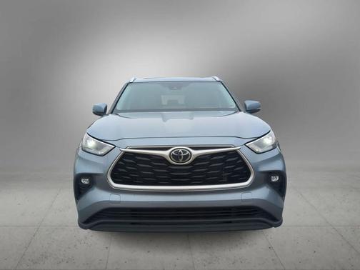 Moon Dust 2022 Toyota Highlander XLE