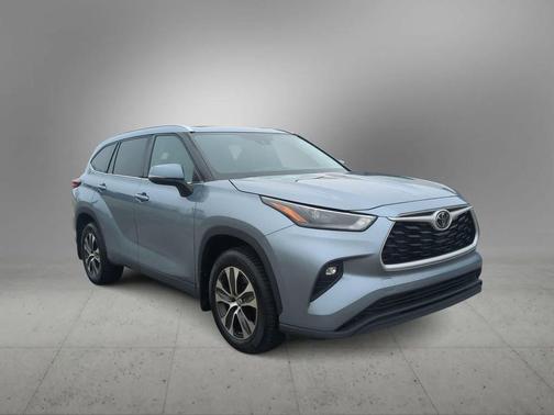 Moon Dust 2022 Toyota Highlander XLE