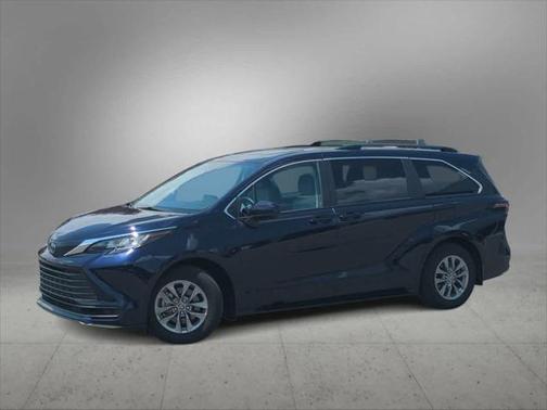 2023 Toyota Sienna LE