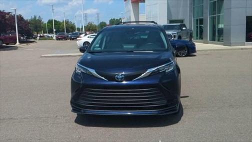 2023 Toyota Sienna LE