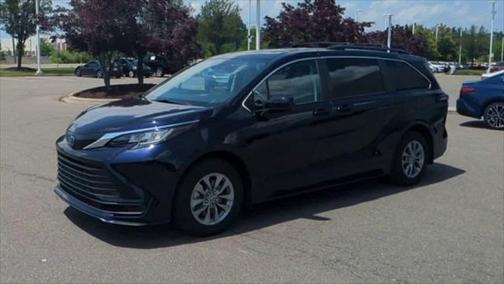 2023 Toyota Sienna LE