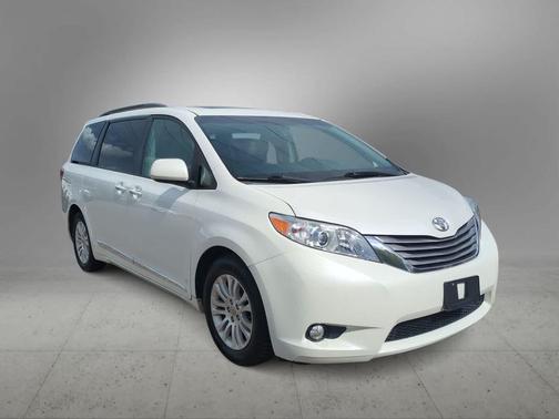 Blizzard Pearl 2015 Toyota Sienna XLE