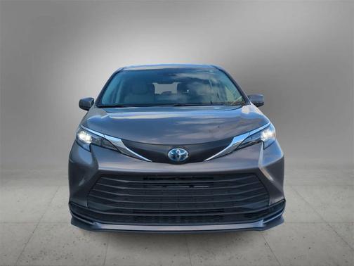 2024 Toyota Sienna LE