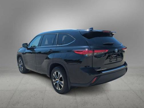 Midnight Black Metallic 2023 Toyota Highlander XLE