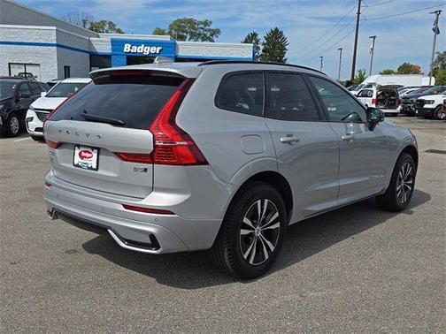 2024 Volvo XC60 B5 Core Dark Theme