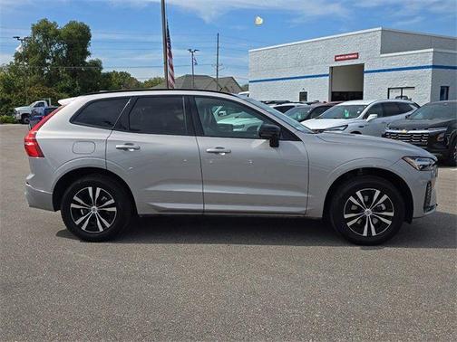 2024 Volvo XC60 B5 Core Dark Theme