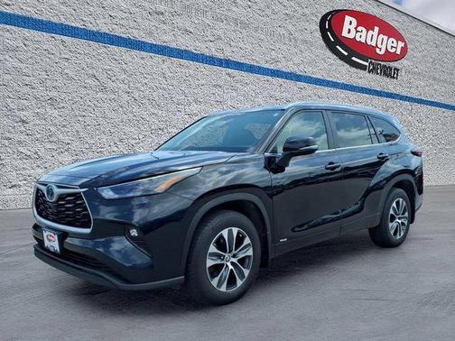 Black 2024 Toyota Highlander Hybrid XLE