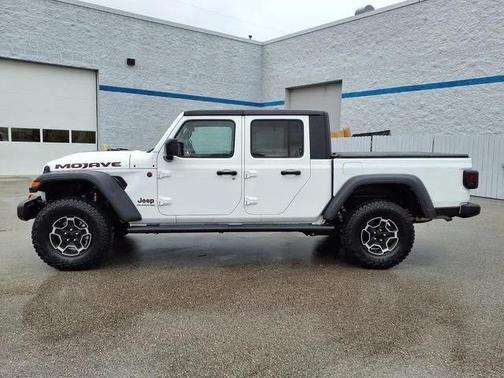 White 2022 Jeep Gladiator Mojave 4x4