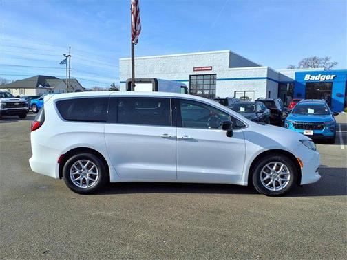 2024 Chrysler Voyager LX