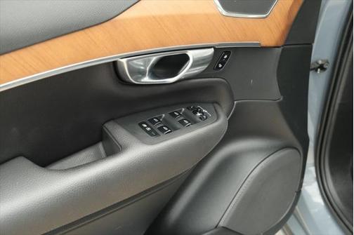 2022 Volvo XC90 T5 Momentum