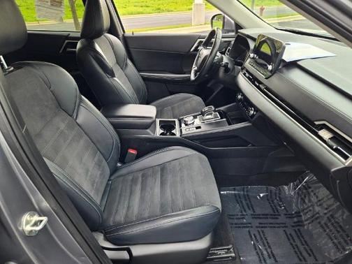 Gray 2024 Mitsubishi Outlander SE
