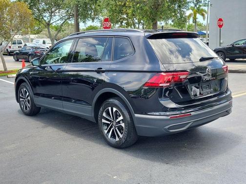 Deep Black Pearl Effect 2023 Volkswagen Tiguan 2.0T S