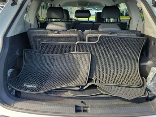 Opal White Pearl Effect 2023 Volkswagen Tiguan 2.0T SE