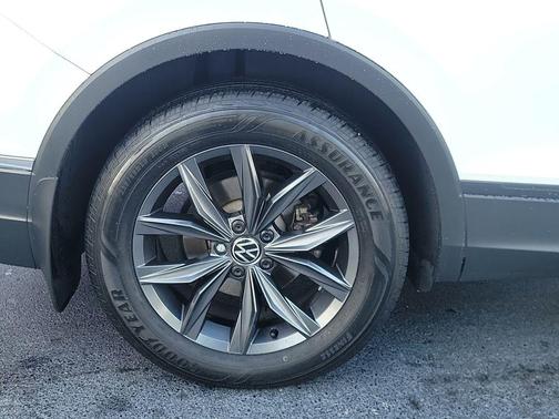 Opal White Pearl Effect 2023 Volkswagen Tiguan 2.0T SE