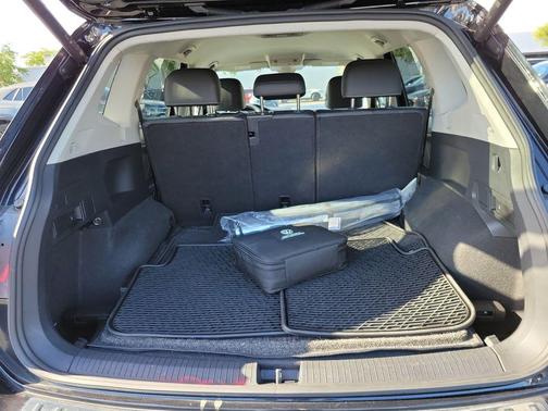 Deep Black Pearl Effect 2024 Volkswagen Tiguan 2.0T SE