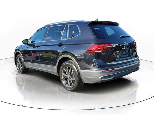 Deep Black Pearl Effect 2024 Volkswagen Tiguan 2.0T SE
