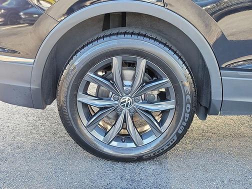 Deep Black Pearl Effect 2024 Volkswagen Tiguan 2.0T SE