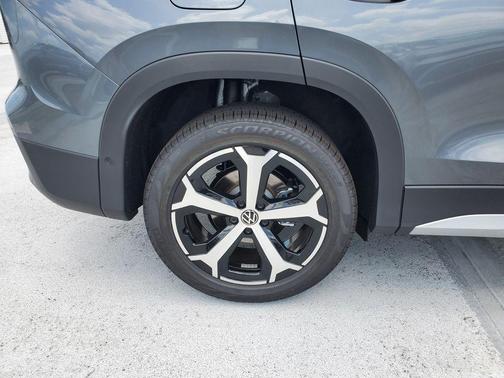 Platinum Gray Metallic 2026 Volkswagen Tiguan 2.0T SE