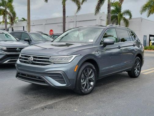 Platinum Gray Metallic 2023 Volkswagen Tiguan 2.0T SE