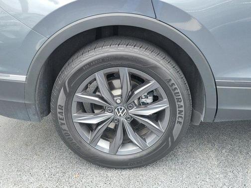 Platinum Gray Metallic 2023 Volkswagen Tiguan 2.0T SE