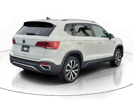 Pure White 2023 Volkswagen Taos 1.5T SE