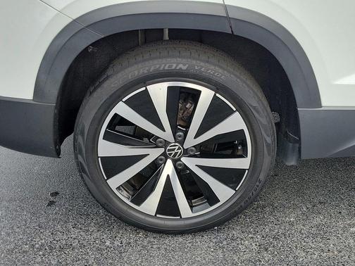 Pure White 2023 Volkswagen Taos 1.5T SE