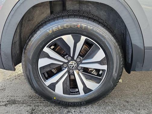 Platinum Gray Metallic 2024 Volkswagen Atlas Cross Sport 2.0T SE