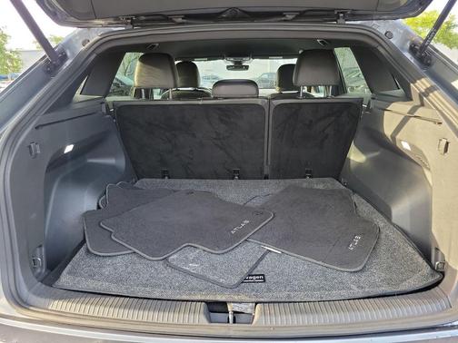 Platinum Gray Metallic 2024 Volkswagen Atlas Cross Sport 2.0T SE