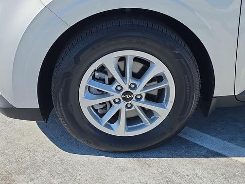 2023 Kia Carnival LX