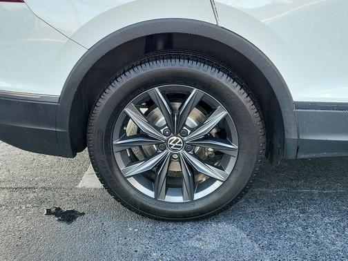 Pure White 2022 Volkswagen Tiguan 2.0T SE