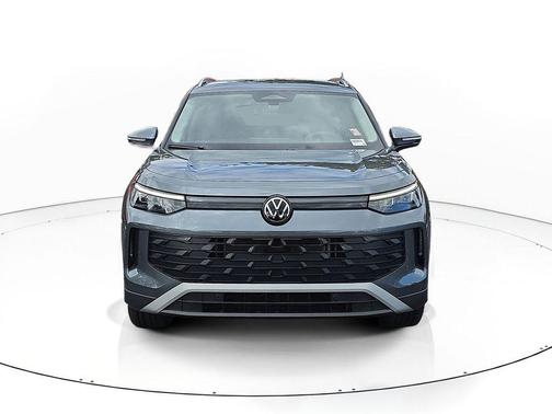 Platinum Gray Metallic 2025 Volkswagen Tiguan 2.0T SE