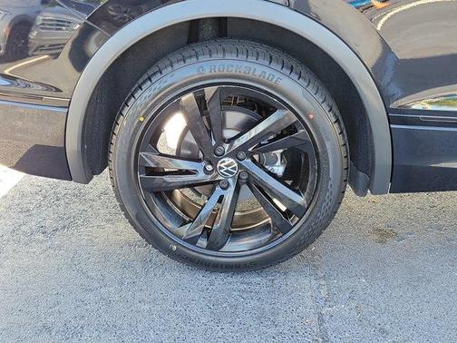 Deep Black Pearl Effect 2023 Volkswagen Tiguan 2.0T SE R-Line Black